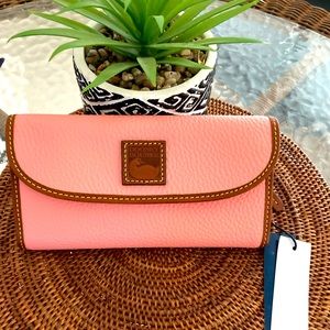 Brand NWT Dooney and Bourke Pebble Grain Continental Clutch